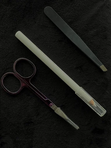 Beautytools die zorgvuldig worden gebruikt tijdens behandelingen